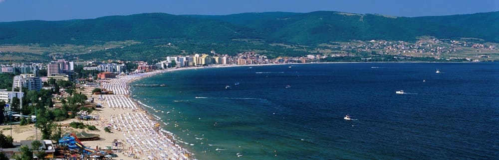 marea albastra pentru odihna Bulgaria cu munti inverziti si hoteluri pe malul marii